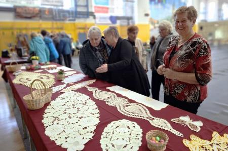 Člani Likovne sekcije in skupina ročnih del Rožce so v športni dvorani pripravili razstavo slik in ročnih del